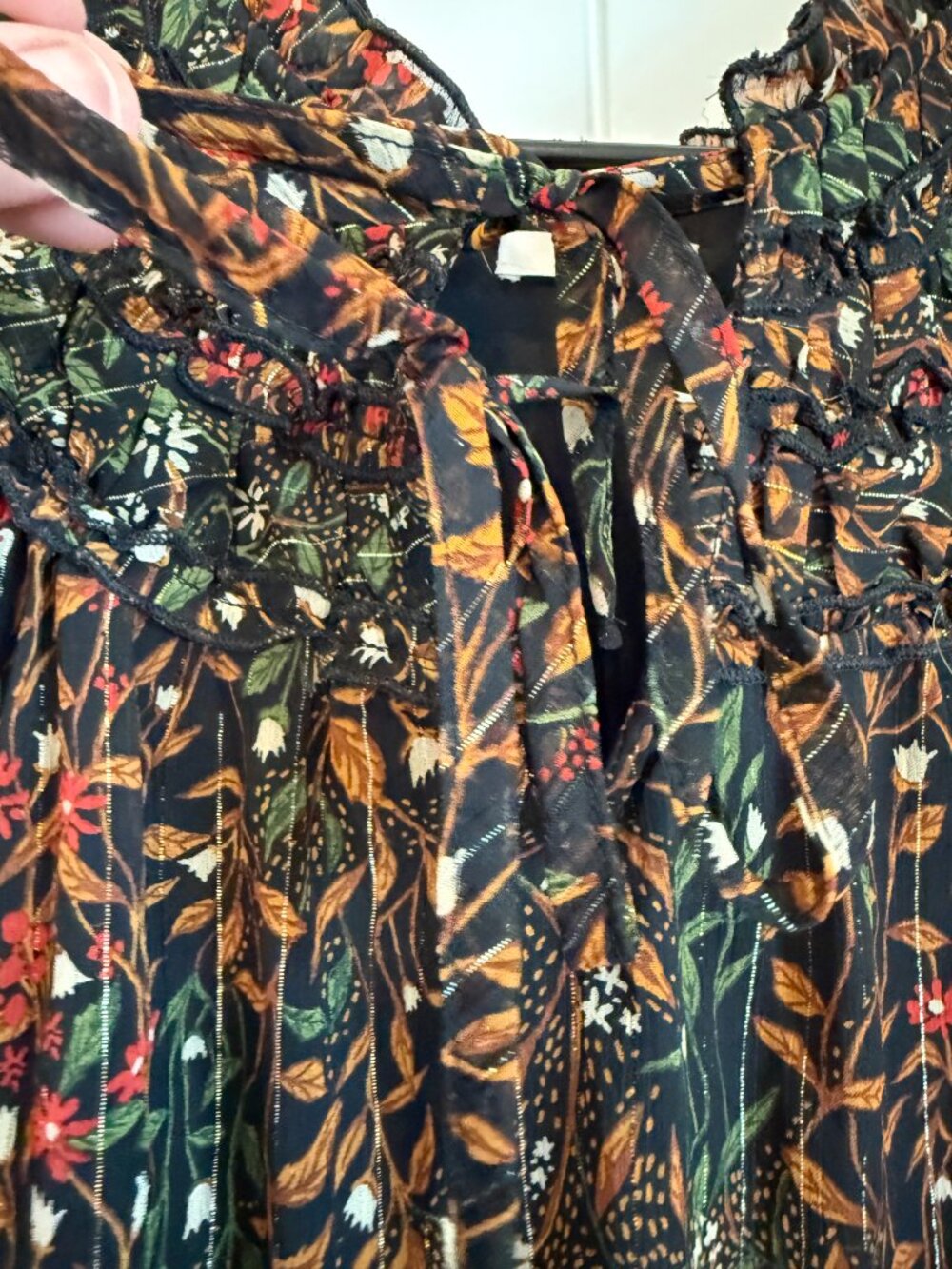 Maurice's beautiful long-sleeve floral blouse with a ruffled neckline. Size 1x - Picture 5 of 8